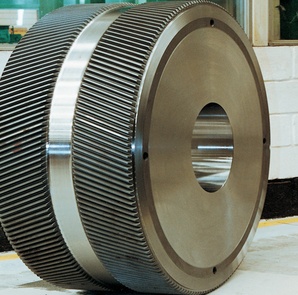 Alta precisão em retífica e fresamento de engrenagens com dentes bihelicoidais