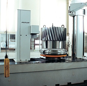 Engrenagem de grande porte com dentes retificados helicoidais